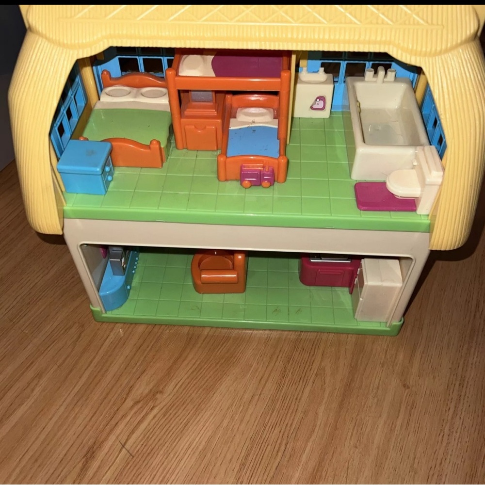 UK Play House -Makes sound, music and special effects.